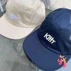 Kith Street Caps 자수 야구 모자 남성 여성의 조정 가능한 힙합 조수 캐주얼 야생 커플 Hatjl1s {카테고리}