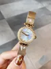 Nuevos relojes clásicos de malla de acero inoxidable para mujer, reloj de pulsera de cuarzo de Color dorado Simple para mujer, reloj con hebilla magnética de 28mm