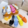 2021 Strandtofflor Kvinnor Modedesigners Flat Slides Flip Flops Summer classic Outdoor Loafers Badskor 8 färg