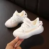 Baby pojkar flickor barn Athletic Outdoor Running led skor för 35V20 Andas Basket Sneakers barn Sport Casual självlysande Sneaker