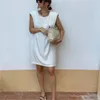 Elegant kvinna vit axel vadderad väst klänning sommar mode kvinnlig ärmlös mini es damer chic lös 210515