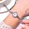 Tittar på kvinnor lyxiga silverarmband armbandsur damlegering enkel kristall glänsande diamant casual kvarts klockklocka