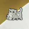 Spille di cartone animato La madre gatto cattura gattino Spille smaltate Regali per bambini Risvolto Decorazione distintivo