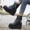En vente haute qualité plate-forme compensées fermeture éclair chaîne en métal moto bottes femme mode Goth noir loisirs chaussures
