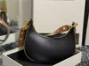 Designer aggiornato AVA Strap One Shoulder Bags Crescent Shape Women Fashion Baguette Cinturino regolabile Cuciture in pelle bicolore