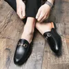 Erkekler için Yaz Yarım Ayakkabı Siyah Loafer'lar Terlik Patent Deri Rahat Sürüş Ayakkabı Loafer Hafif Yassı Sandalet Büyük Boy