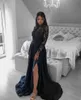 Designer svarta långa ärmar prom klänningar illusion formella kvällsklänningar en linje hög krage sida split satin sexig fest klänning dam klänning robe soiré