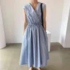 Koreanisches, elegantes, minimalistisches Temperament, blaues Kleid mit V-Ausschnitt, plissierte Taille, lange, große Schaukel, ärmellose Frauen, A-Linie 210508