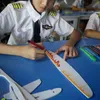 DIYの泡グライダースリングショット飛行機のモデルのための玩具のための男の子の屋外のインタラクティブ集まったゴムバンド航空機のゲーム