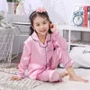 Vårens höstbarn Cardigan Pyjamas Set Teen Long Sleeve Silk Sleepwear Kids Girls Home Clothes 2sts Passar Children039S Pyja1313880