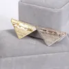 3.6 * 2.2 cm Triangolo in metallo Lettera Spilla Abito Spilla per regalo Accessori per gioielli di moda per feste 3 colori Prezzo all'ingrosso