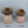 Parent-Child Cap och Scarf Set Söt Kid Baby Real Fur Pompon Vinter Stickad Hat Cap Four Nature Fur Pom Balls Beanie Bones Y21111