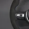Шаг с черным замшевым рулевым колесом с ручным колесо