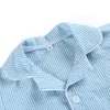Pyjamas d'été en seersucker à rayures en coton définit des vêtements de nuit à la maison pour enfants de 12 à 12 ans boutonnés 210915