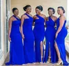 2021 Afrikaanse Royal Blue Sexy Bruidsmeisjes Jurken Bruiloft Gastjurk One Schouder Side Split Elastische Satijn Mermaid Party Maid of Honour