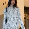 [EWQ] Women White Big Size Print Split Tie Dye Asymmetrische T-shirt Nieuwe O Neck Lange Mouwen Mode Lente Herfst 2F0356 210423