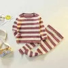 Nervürlü Yürüyor Kız Erkek Pijama Bebek Giysileri Set Sonbahar Kış Çocuk Kıyafetler Uzun Kollu Çizgili Tops Pantolon 2 Adet Çocuklar Suit 211224