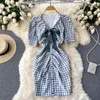 Fransk stil Kvinnors Klänning Vintage Plaid Print Bow-Tied V-Neck Puff Short Sleeve Hög midja Mini Chic Summer ES 210603