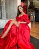 Prachtige lange satijnen avondjurk rood voor bruid met mouwen uit de schouder 2021 Party Sexy Prom-jurken met Side Sleit