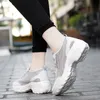 2021 scarpe da corsa designer per donne grigio bianco grigio rosa rosa nero addestratori da uomo di alta qualità sneaker sportivi per esterni dimensioni 35-42 EP