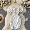 Verano sexy acolchado cuello en V halter puff manga plisada vestido con cordones cadera vaina mini blanco es para mujeres vestido 210420