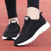 Toppkvalitet Kvinnors Running Skor Lätt FLY MESH Andningsbar Svart Vit Rosa Sport Trendiga Kvinna Casual Sneakers Trainers