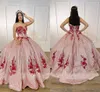 キラキラスパンシンズチュールローズピンクのプロムQuinceaneraドレス赤い花のアップリケビーズストラップレスコルセットバックプリンセス甘い16ドレス聖体服装パーティー