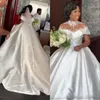 Suknie ślubne w piłce z wysokim szyją satynowe koronkowe aplikacje iluzja z ramion wykonana na zamówienie Dubai Plus Size Sweat Train Vestido de novia