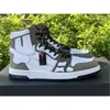 2021 High Top Quality Mens Kvinnor Basket Khaki Grå Triple Black White Fashion Sports Sneakers Designer Trainers Skor Storlek 38-45