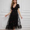 2021 Nieuwe Euro-American 3XL Grote zwarte aardbei netto seucker sleeve lovertjes geborduurde Franse jurk 2021 mode vrouwen q0713
