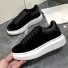 [Med logotyp] mode män sko designer kvinnor läder spets upp plattformen överdimensionerade enda sneakers vita black mens kvinna lyx velvet suede casual skor 35-45 m213