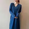 Kvinnors Casual Solid Färg Base Fashion Dresses Kvinna V-Neck Pullover Lazy Wind Sweater Medium Long Strikked Dress 210520