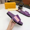 2023 디자이너 여성 슬리퍼 편안한 부드러운 송아지 가죽 평면 편지 노새 세련된 착용하기 쉬운 고무 바닥 너비 슬라이드 상자