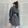 女性の格子縞の対照的なシャツセクシーなラペル長袖ベルトプリーツカジュアルレトロスリム秋ファッション服210527