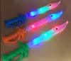Parlayan Işıklı Up Köpekbalığı Kılıç Çocuk Oyuncak 15 Inç Oyuncak Yanıp Sönen LED Işıkları Buccaneer Kılıç Cadılar Bayramı Giydir-Up Kostüm Aksesuarları Parti Favor