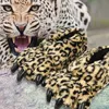 Inverno Leopardo Imprimir Chinelos Animal Animal Animal Garra Urso Paw Tigre Dinossauro Pata Peluche Quente Casa Não-Slip Bottom Men e Wome Y0427