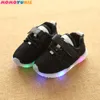 LED-Licht Kinderschuhe Kinderschuhe für Mädchen Jungen Soft Sports Sneakers Casual Girl Boy Toddle Luminous Glowing Light Up Schuhe 210713