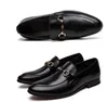 2021 Diseñadores para hombre Zapatos de vestir Cuero genuino Broche de metal Guisantes Zapatos de boda Moda clásica Zapatos para hombres Mocasines de gran tamaño 38-44