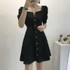 Klänningar Chic Koreansk Elegant Retro Black Square Neck Kortärmad Singelbröst Bright Line Dress Women Mini High Waist Slim 210610