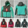 2024 Barn Apex fleece hoodies jackor camping vindtät skid varma barn kappa sport utomhus casual hooded softshell kvinnor män sport svär rockar röda