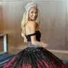 2022 الأسود الأحمر الرباط فساتين quinceanera القوطية قبالة الكتف الكرة أثواب تنكر مشد الظهر زائد الحجم حفلة موسيقية الحلو 16 اللباس الكبار