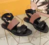 35K Den senaste kvaliteten Kvinnor Design Sandals Läder Girl Dress Wedding Sexy Heel Lady Skor Mid-Heel Sandal