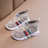 First Walkers Soft Grossist Barnskor Antiglidbotten Baby Sneaker Casual Flat Sneakers Barnstorlek Flickor Pojkar Sportskor