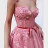 Eleganckie Długie Różowe Prom Dresses Spaghetti Pasek Bez Rękawów 3D Koronkowe Aplikacje Zroszony Długość podłogi Tulle A-Line Evention Party Formalne Suknie Wykonane