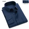 Chemise à manches longues décontractée pour hommes d'affaires de nouvelle mode Slim Fit classique rayé mâle travail social chemises habillées formelles 4XL 5XL 210412