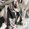 秋と冬のスカーフの女性のショールの女性のカシミヤのレジャースカーフ冬の幾何学的な格子縞の印刷の厚い暖かい折り目毛布パシミナケープ盗難