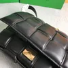 أزياء حقائب الكتف المرأة حقيبة ساعي مصمم حقيبة يد CrossBody مستحضرات تجميل الترفيه مزاجه مطوي منقوشة المنسوجة جلد البقر وسادة الذهب الانتهاء من حقائب يد معدنية