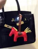 Mode söt nyckelring kvinnor039s väska bilhänge highend handgjorda pu handväskan kedjor tassel rodeo hästväska charm6065890