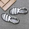 Летний пляж сандалии мужская обувь вскользь искусственная кожа мужчины плоский праздник мужской черный белый n039 210624