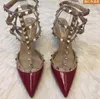 Sandales de créateurs Talons hauts Rivets Chaussures 6cm 8cm 10cm Sexy Talon fin Bout pointu Trois ceintures Classiques Été Véritable Cuir Femme Sandale avec sac à poussière rouge 35-44